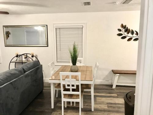 Apartamento #1 St.pete Beach Unit*walk To Bars, Beaches, Restaurants And More.