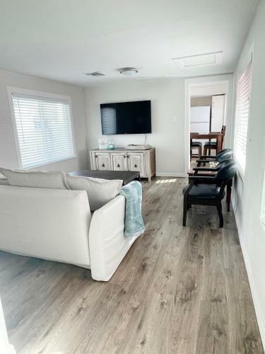Beach Ave Escape - Unit B
