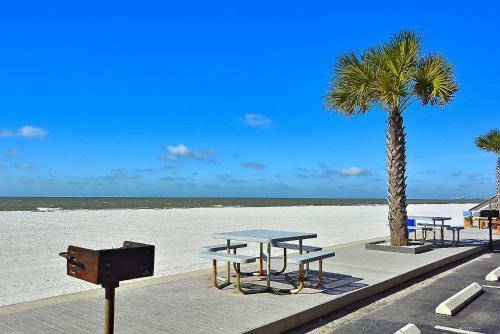 Sunset Chateau 511 Beachfront Condo, Amazing Updates, Pool, Bbq