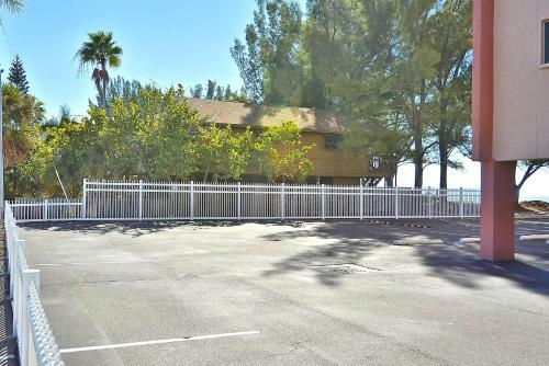 Sunset Chateau 511 Beachfront Condo, Amazing Updates, Pool, Bbq