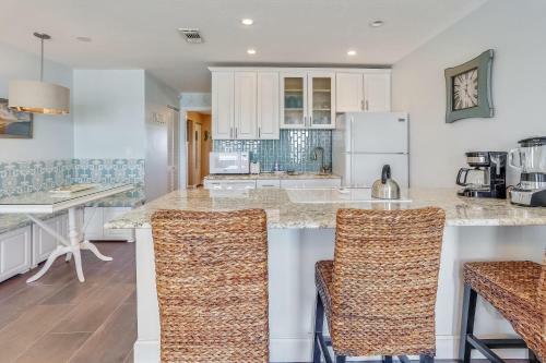 Sunset Chateau 511 Beachfront Condo, Amazing Updates, Pool, Bbq