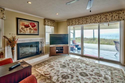 Life's A Beach! Beautiful Private Beachfront Home! Tons Of Space! 2 Greatrooms!
