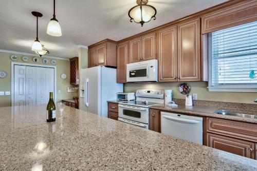 Life's A Beach! Beautiful Private Beachfront Home! Tons Of Space! 2 Greatrooms!