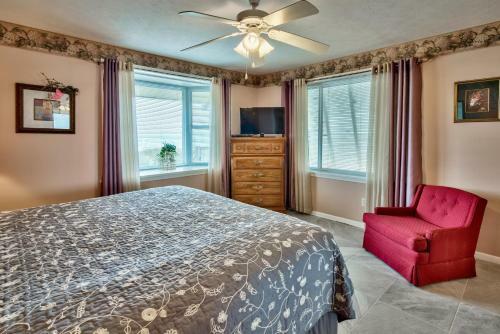 Life's A Beach! Beautiful Private Beachfront Home! Tons Of Space! 2 Greatrooms!
