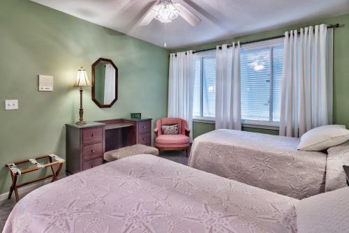Life's A Beach! Beautiful Private Beachfront Home! Tons Of Space! 2 Greatrooms!