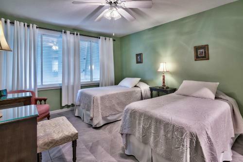 Life's A Beach! Beautiful Private Beachfront Home! Tons Of Space! 2 Greatrooms!