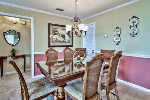 Life's A Beach! Beautiful Private Beachfront Home! Tons Of Space! 2 Greatrooms!