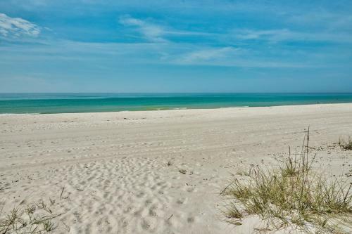 Life's A Beach! Beautiful Private Beachfront Home! Tons Of Space! 2 Greatrooms!