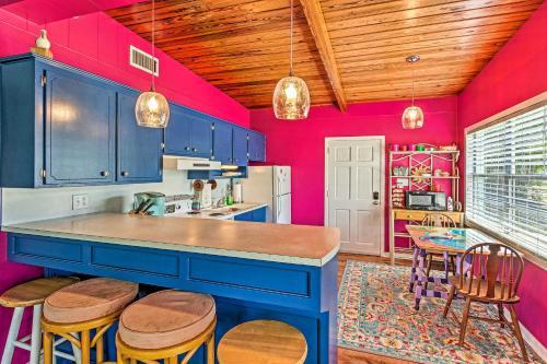 Vibrant Pcb Abode With Patio Walk To The Beach