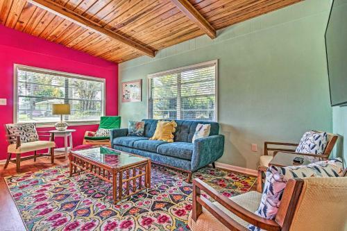 Vibrant Pcb Abode With Patio Walk To The Beach