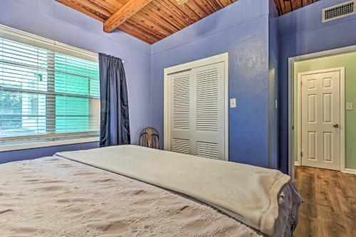 Vibrant Pcb Abode With Patio Walk To The Beach