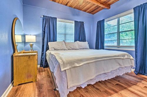 Vibrant Pcb Abode With Patio Walk To The Beach