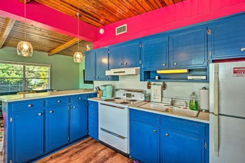 Vibrant Pcb Abode With Patio Walk To The Beach