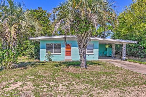 Vibrant Pcb Abode With Patio Walk To The Beach