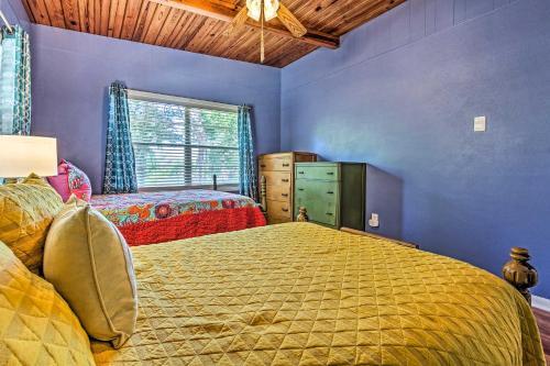 Vibrant Pcb Abode With Patio Walk To The Beach