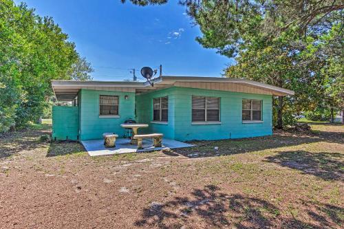 Vibrant Pcb Abode With Patio Walk To The Beach