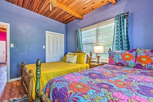Vibrant Pcb Abode With Patio Walk To The Beach