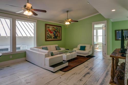 Making Waves - Huge Heated Beachfront Pool & Hot Tub! Best In Pcb!