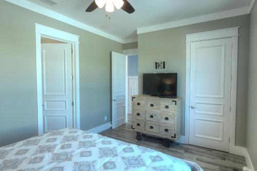 Making Waves - Huge Heated Beachfront Pool & Hot Tub! Best In Pcb!