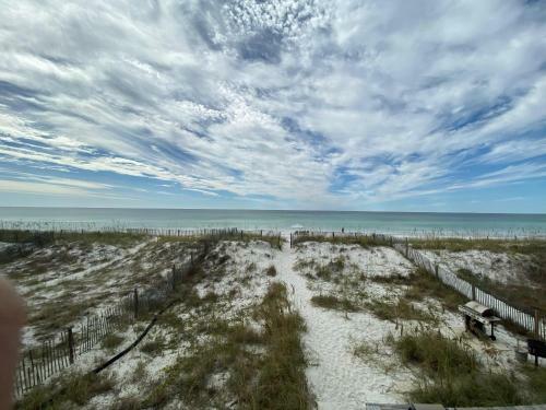 Beachcomber - Beachfront With Pool And Hot Tub - On The Beach!