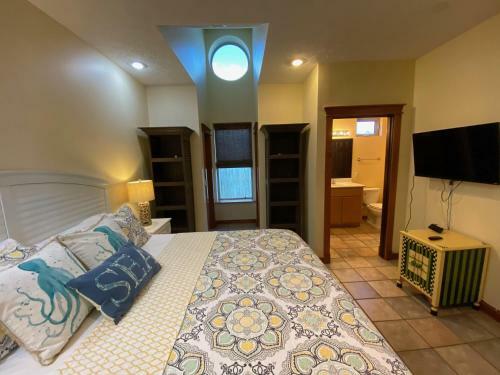 Beachcomber - Beachfront With Pool And Hot Tub - On The Beach!