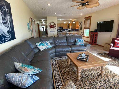 Beachcomber - Beachfront With Pool And Hot Tub - On The Beach!