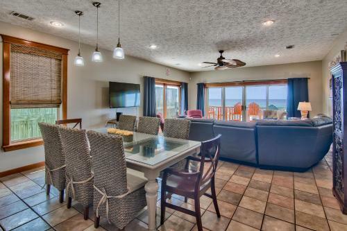 Beachcomber - Beachfront With Pool And Hot Tub - On The Beach!