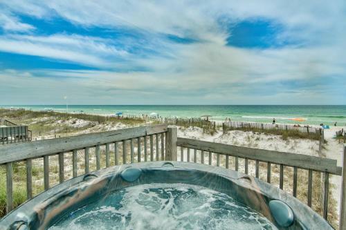 Beachcomber - Beachfront With Pool And Hot Tub - On The Beach!