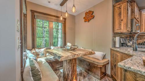 Blue Moon Ridge Treehouse By Escape To Blue Ridge