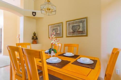 Mark's Sunrise Lakes Villa Home