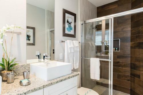 4 Br 4 Ba Villa Self Check-in Bbq & Full Kitchen