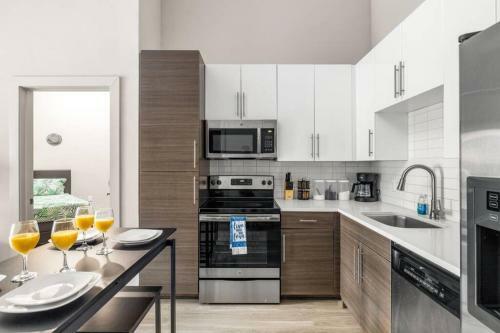 Upscale Downtown Midtown Apartment