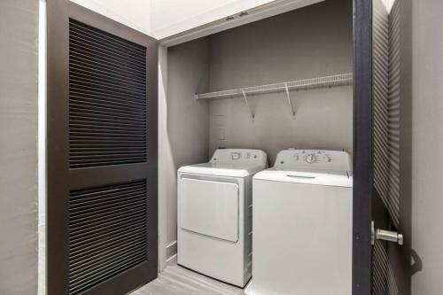 Upscale Downtown Midtown Apartment