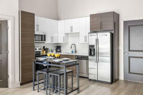 Upscale Downtown Midtown Apartment