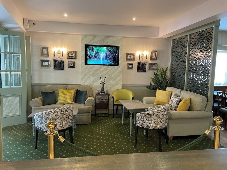 Falcon Hotel