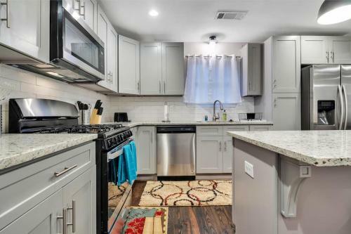 Charming City Cottage W/ Large Kitchen And Parking