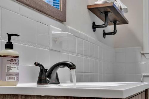 Charming City Cottage W/ Large Kitchen And Parking