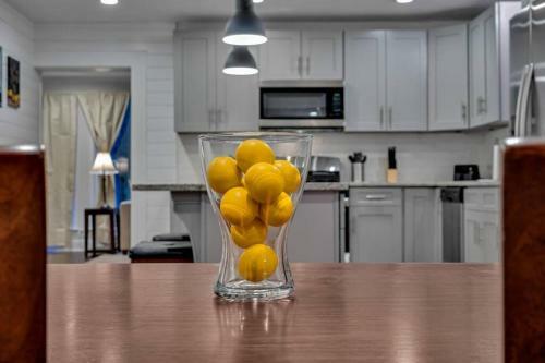 Charming City Cottage W/ Large Kitchen And Parking