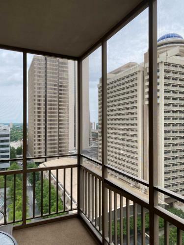 Modern 1br Plus Balcony With Views In Downtown Atl