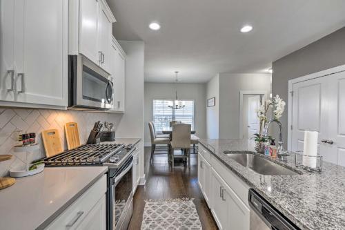 Atlanta Townhome With Deck About 6 Mi To Downtown!
