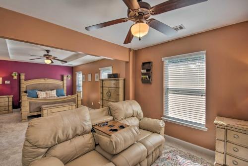 Elegant Townhome About 8 Mi To Downtown Atlanta!