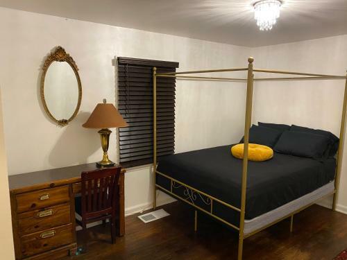 The White Ranch House With Free Parking