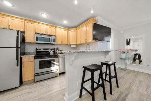 Apartamento Local And Colorful Studio With Parking In Top Location