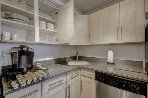 Modern 2 Bed 2 Bath In Downtown Atlanta Sleeps 6