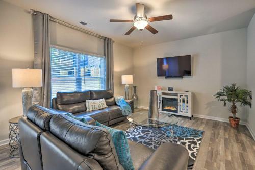 Stylish Atlanta Townhome Patio And Fireplaces!