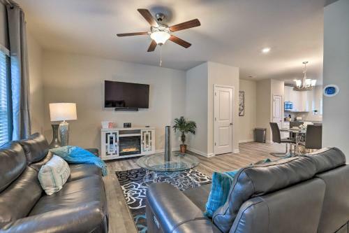 Stylish Atlanta Townhome Patio And Fireplaces!
