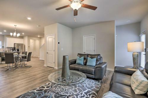 Stylish Atlanta Townhome Patio And Fireplaces!