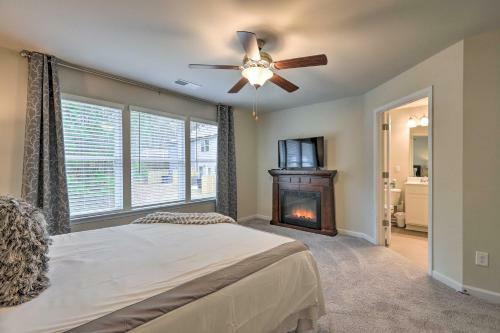 Stylish Atlanta Townhome Patio And Fireplaces!