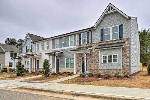 Stylish Atlanta Townhome Patio And Fireplaces!