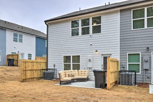 Stylish Atlanta Townhome Patio And Fireplaces!